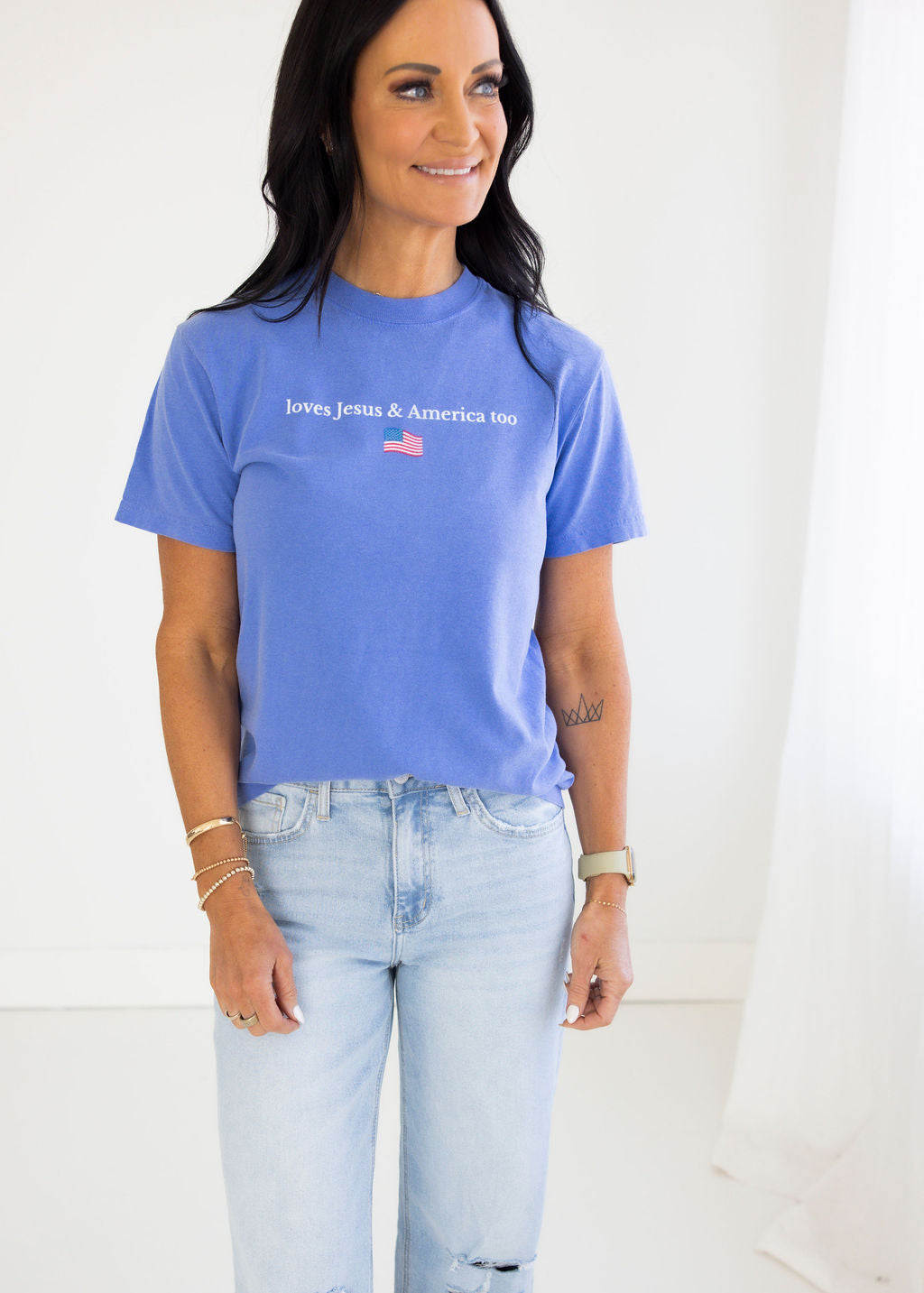 Loves Jesus Graphic Tee