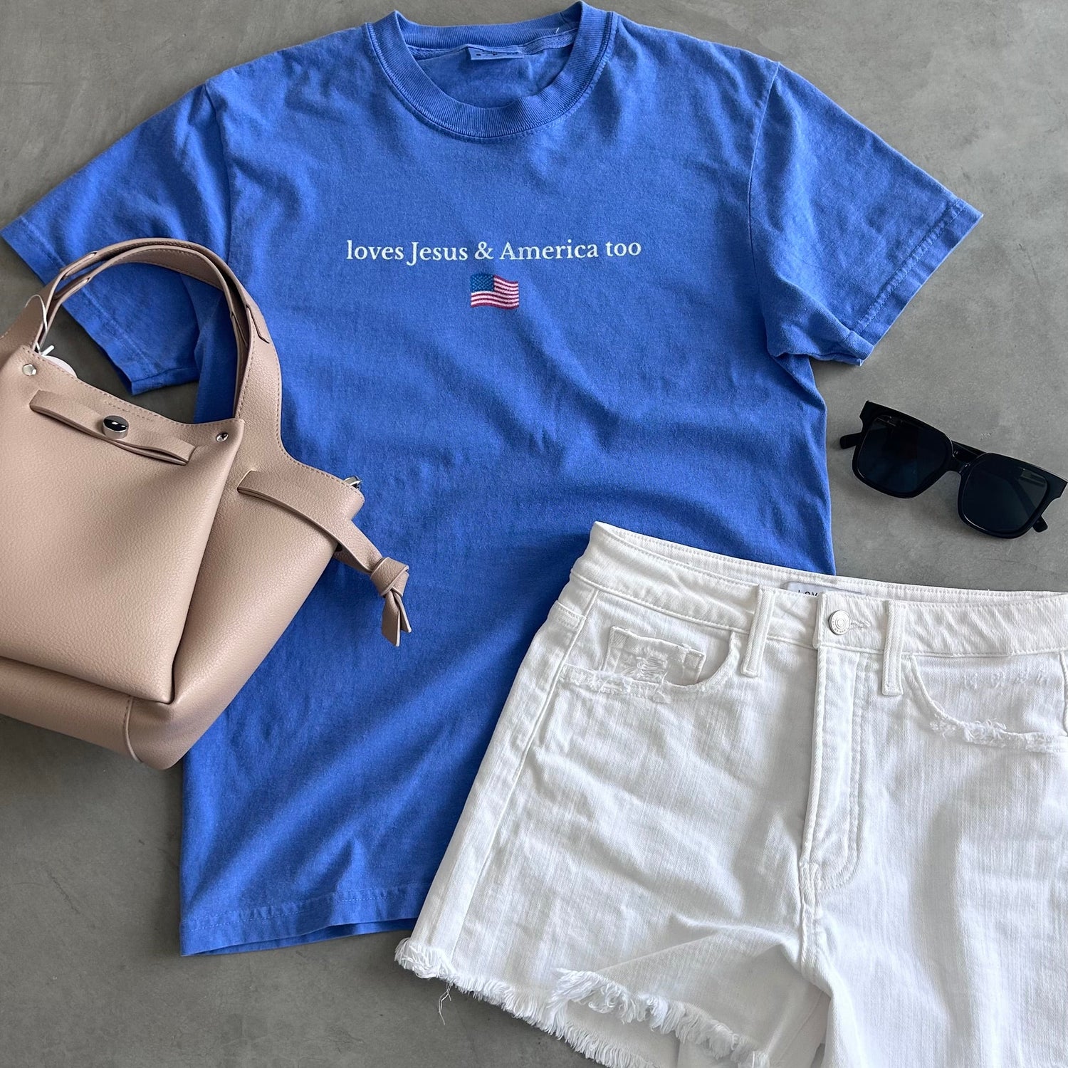 Loves Jesus Graphic Tee