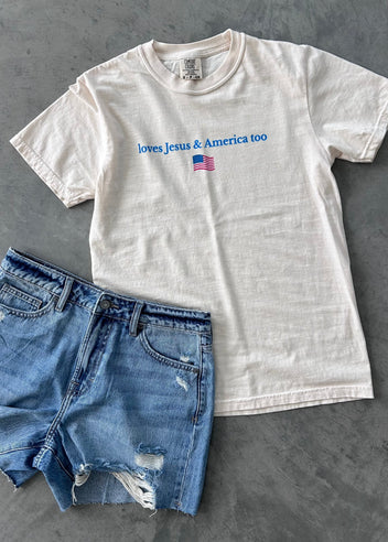 Loves Jesus Graphic Tee