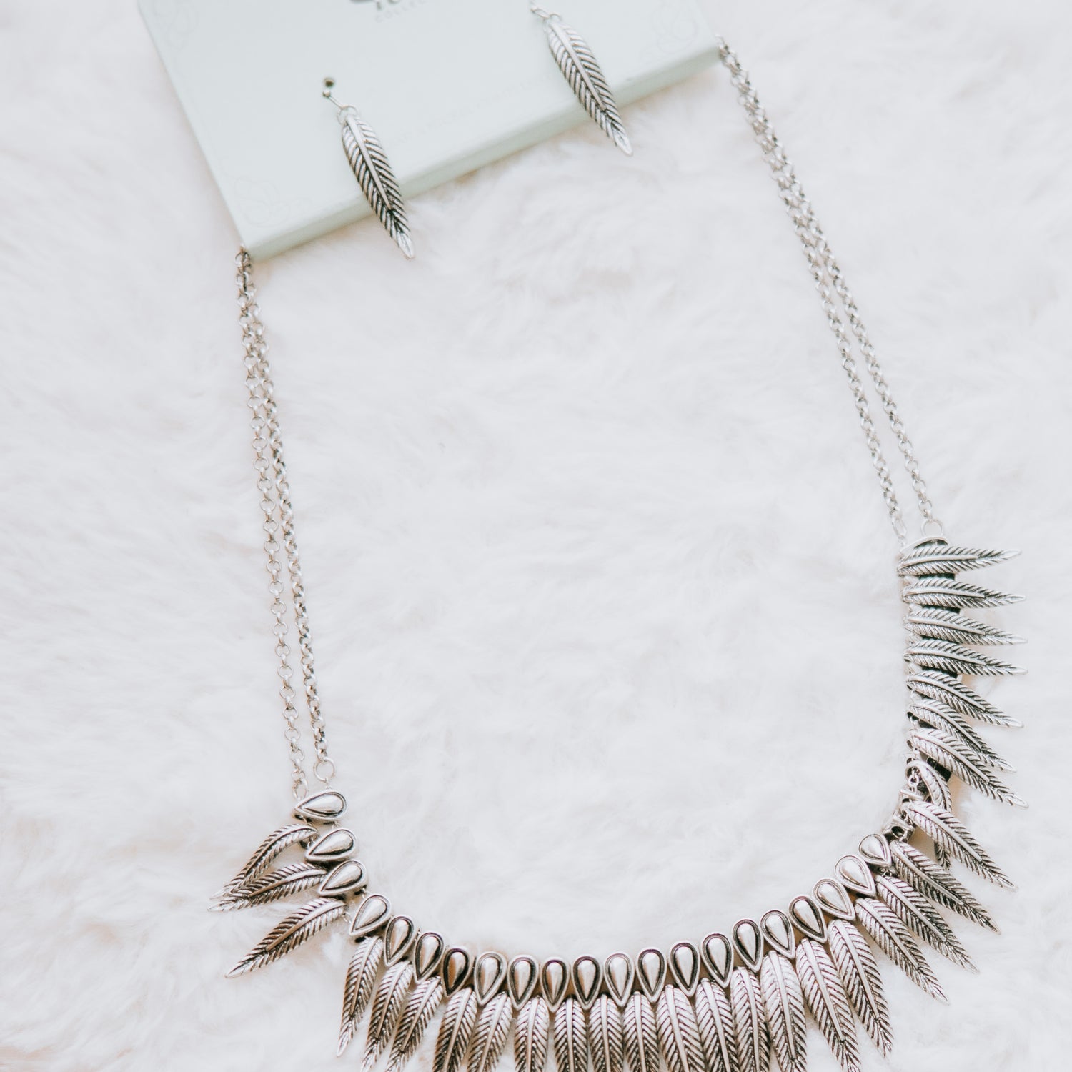 Metal Feather Necklace Set