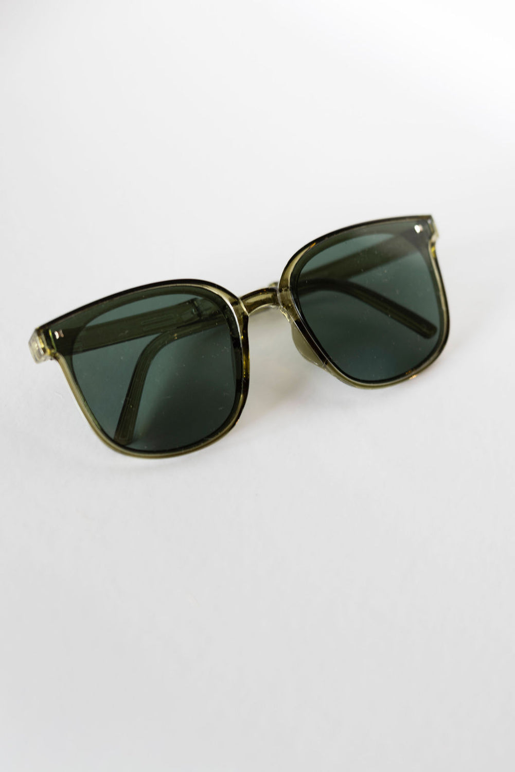 Dezi Oversized Retro Sunglasses