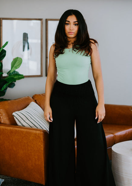 Cute off the shoulder top with high waisted black pants. | How to wear  culottes, Fashion, Outfits with leggings