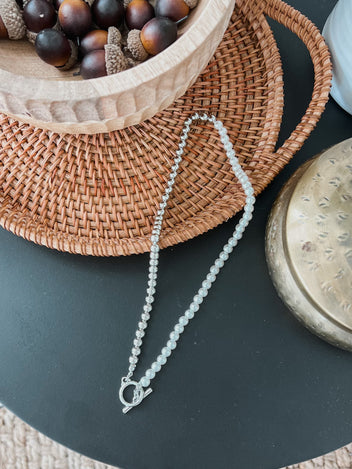 Simple Touch Pearl Necklace